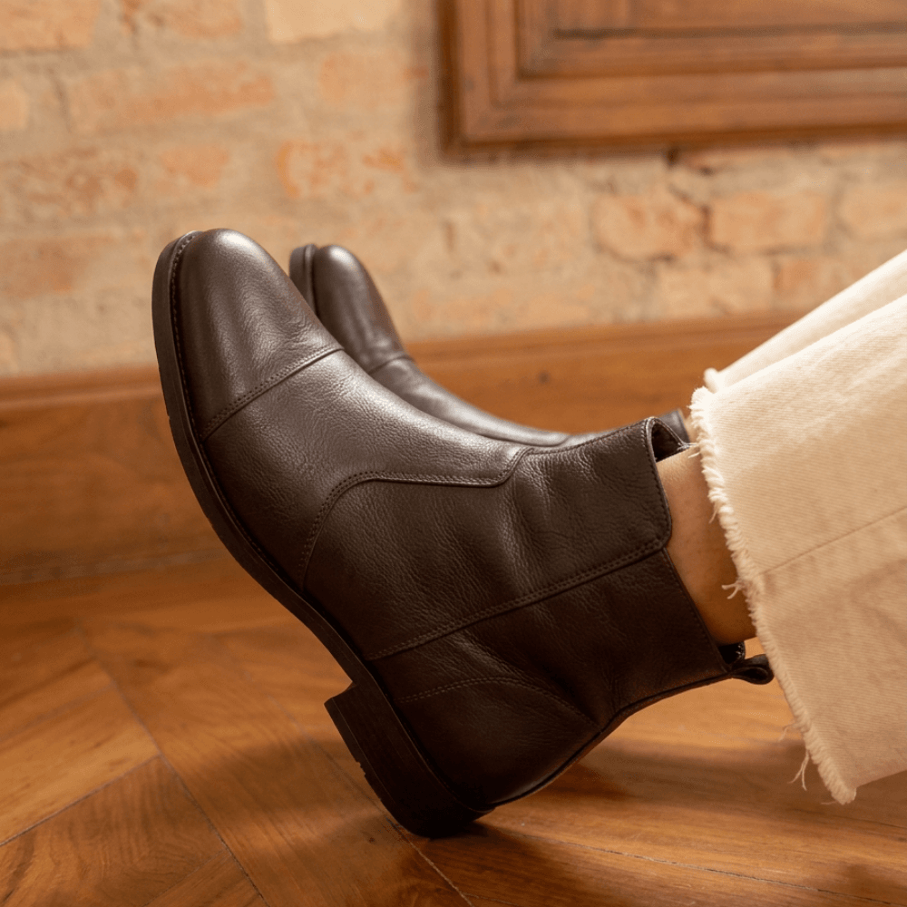 Bota Feminina Vittal Sofia em Couro Legitimo Cano Curto e Zíper Café