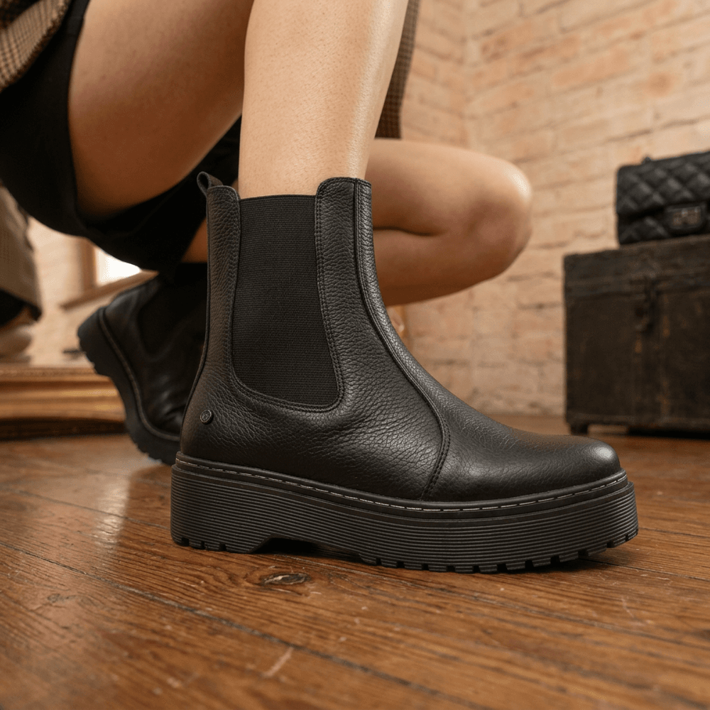 Bota Chelsea Feminina Preta Vittal Luisa em Couro Legitimo