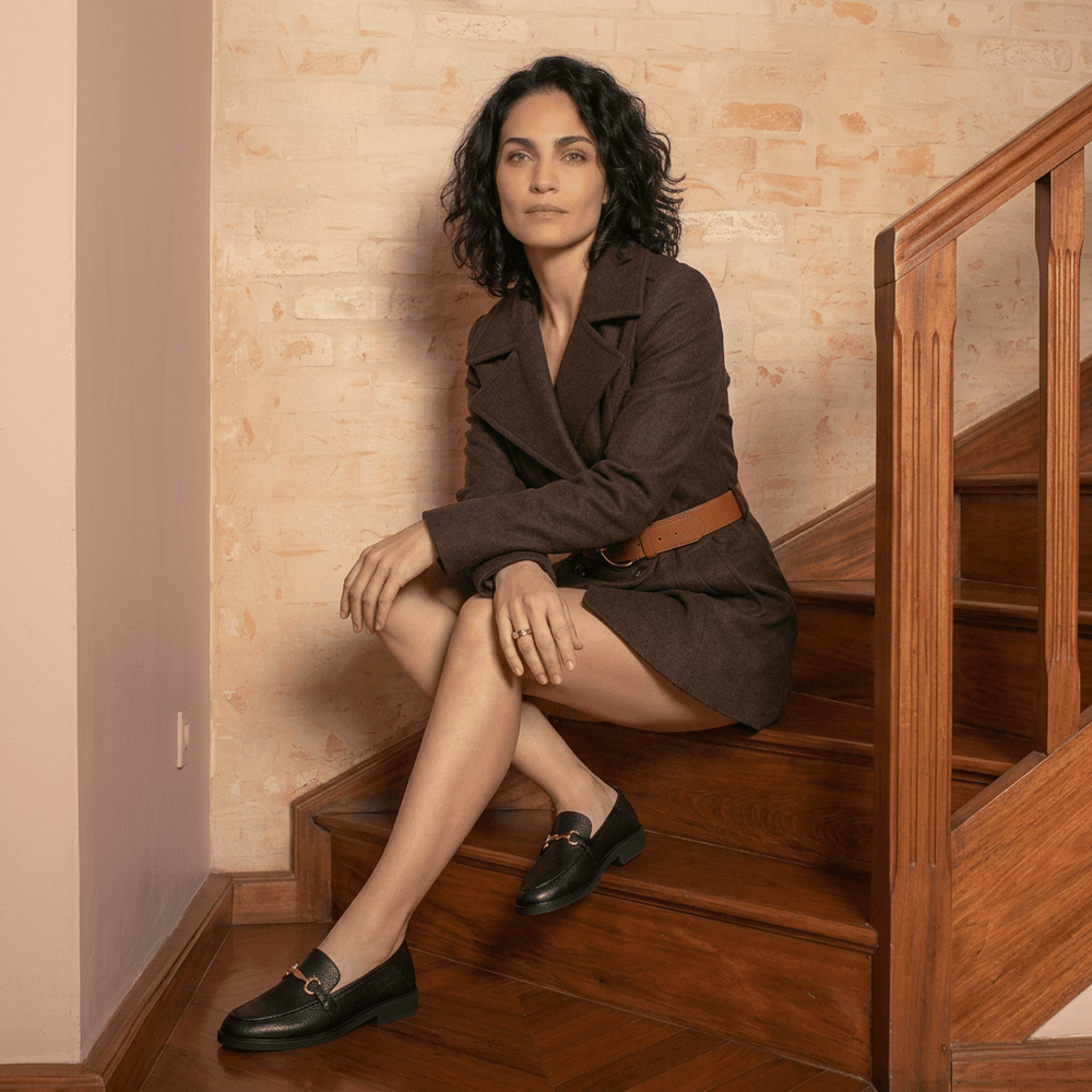 Mocassim Feminino Vittal Mara em Couro Legítimo Preto com Fivela Dourada