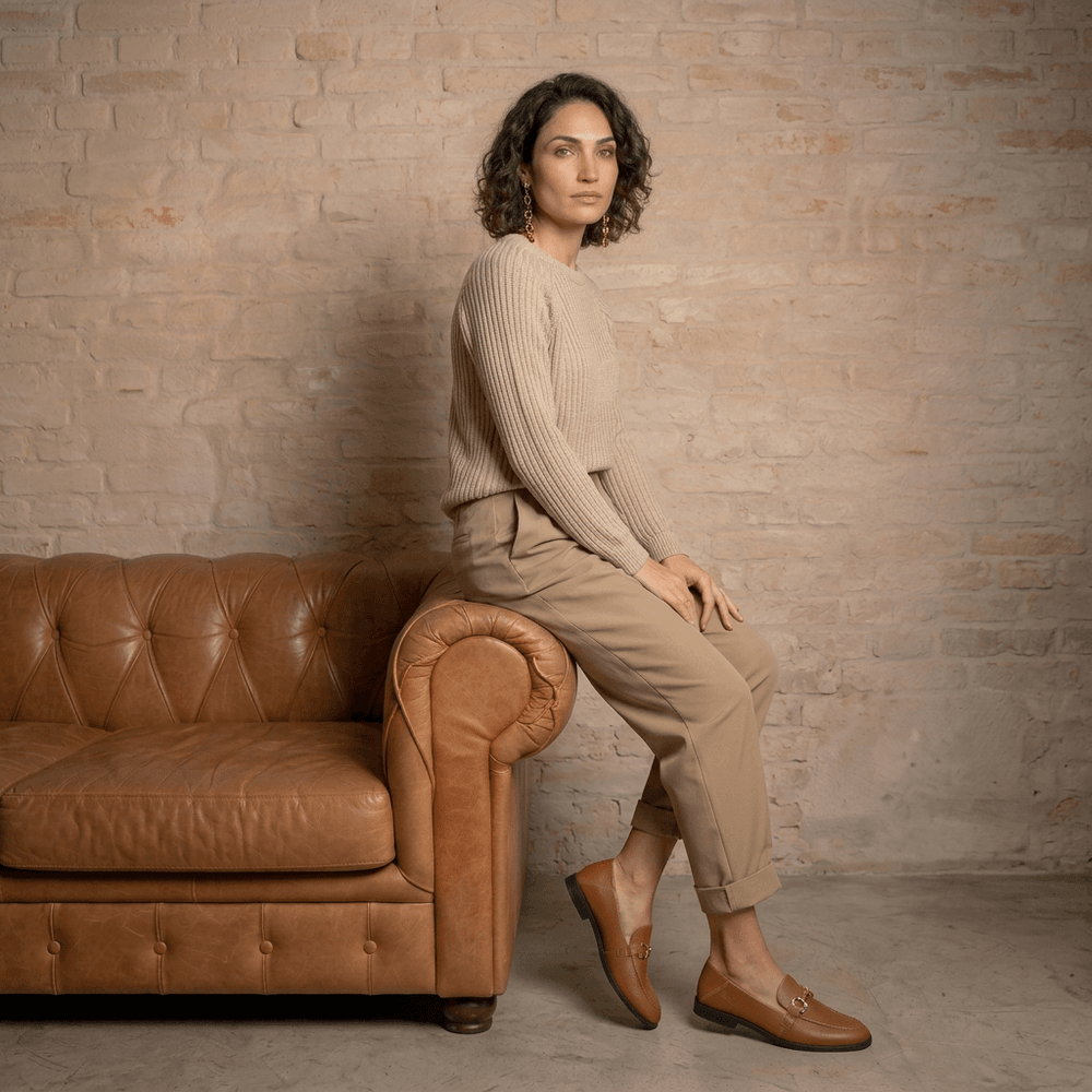 Mocassim Feminino Vittal Mara em Couro Legítimo Caramelo com Fivela Dourada