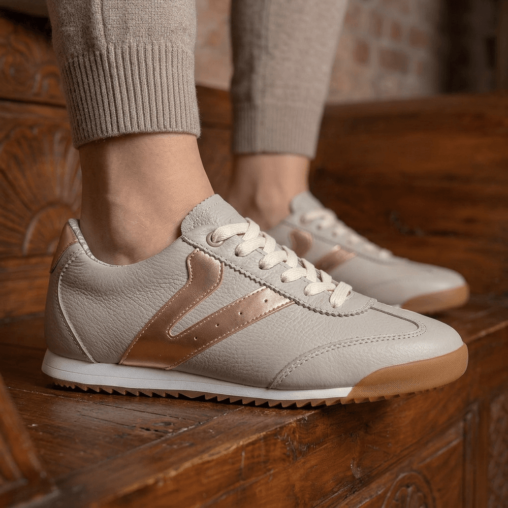 Tênis Feminino Couro Legítimo Naomi OffWhite com Rosê Casual Vittal Clássico Retrô