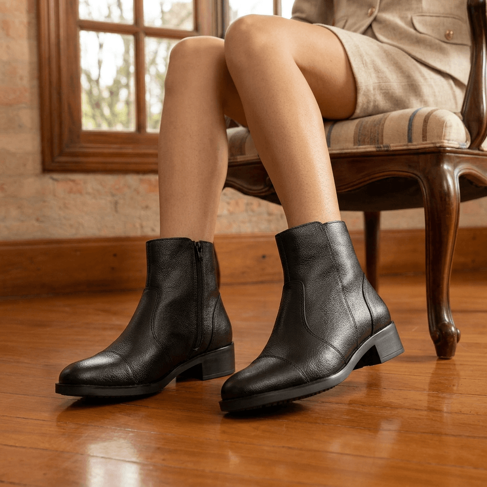 Bota Feminina Vittal Sofia em Couro Legitimo Cano Curto e Zíper