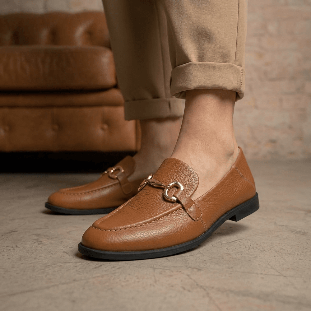 Mocassim Feminino Vittal Mara em Couro Legítimo Caramelo com Fivela Dourada