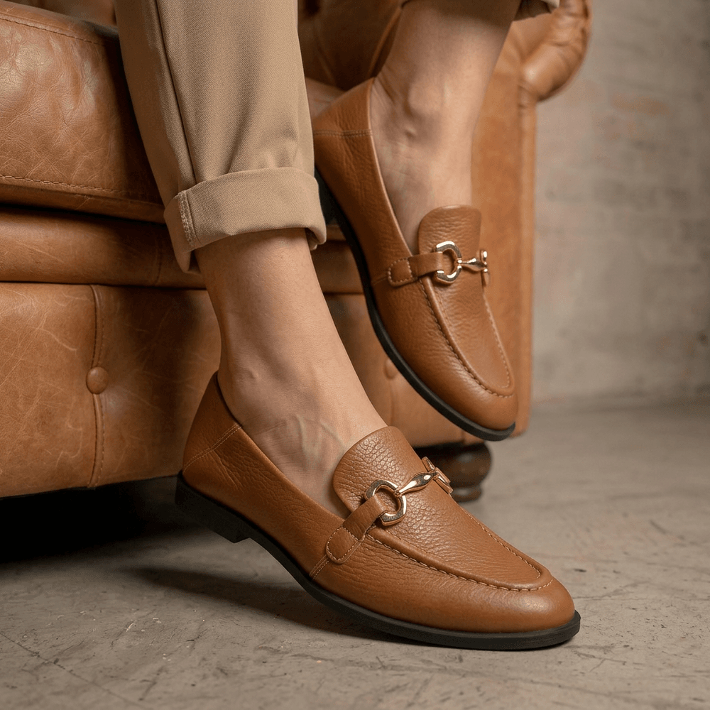 Mocassim Feminino Vittal Mara em Couro Legítimo Caramelo com Fivela Dourada