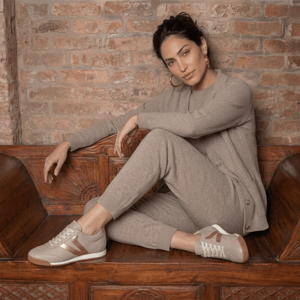 Tênis Feminino Couro Legítimo Naomi OffWhite com Rosê Casual Vittal Clássico Retrô