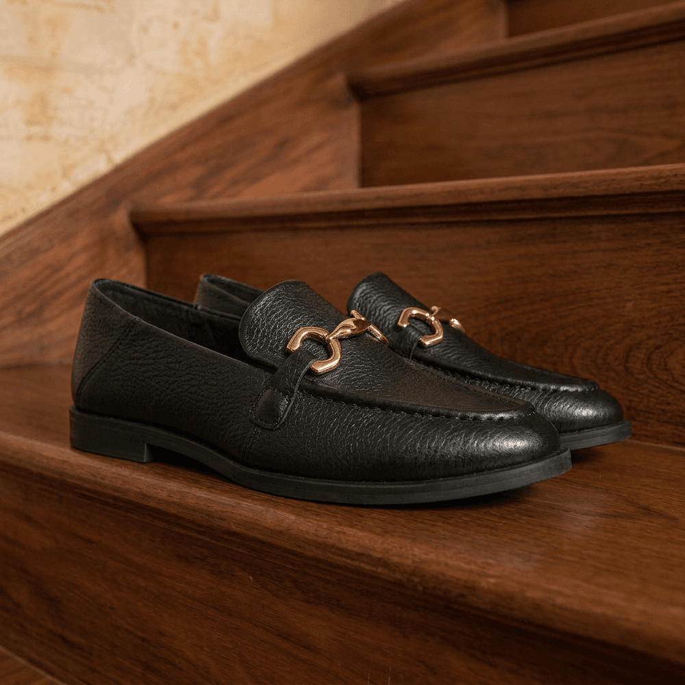 Mocassim Feminino Vittal Mara em Couro Legítimo Preto com Fivela Dourada