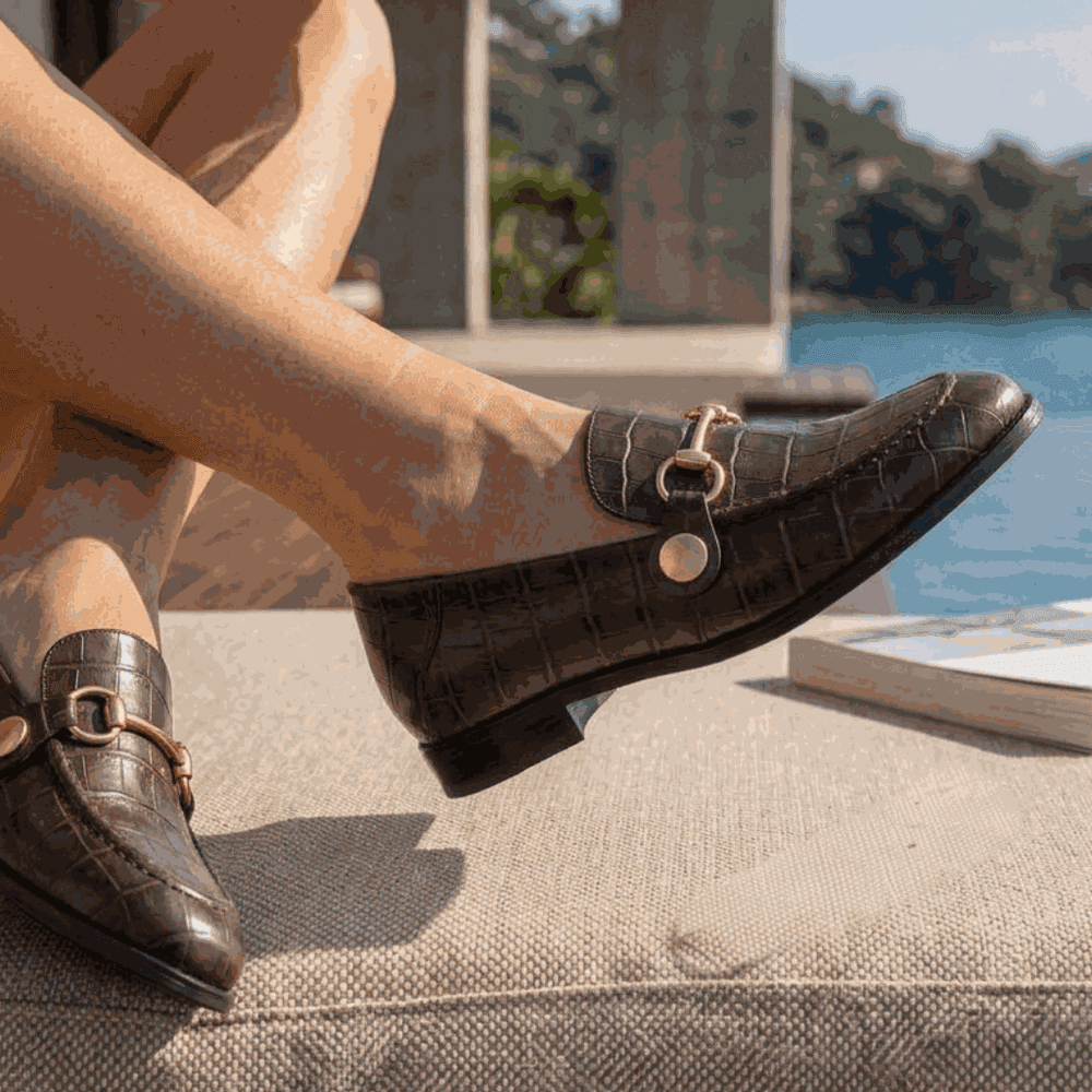 Mocassim Feminino Vittal Mara em Couro Legítimo Croco Café com 2 Fivelas Removíveis