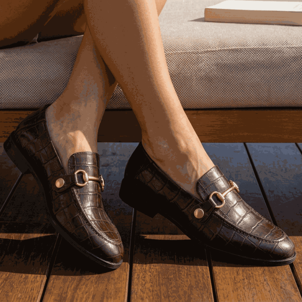 Mocassim Feminino Vittal Mara em Couro Legítimo Croco Café com 2 Fivelas Removíveis