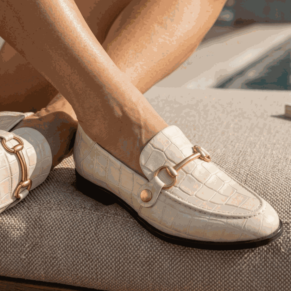 Mocassim Feminino Vittal Mara em Couro Legítimo Croco OffWhite com 2 Fivelas Removíveis