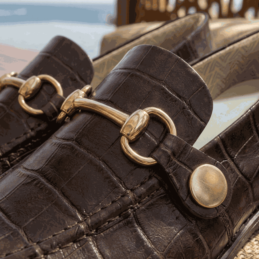 Mocassim Feminino Vittal Mara em Couro Legítimo Croco Café com 2 Fivelas Removíveis