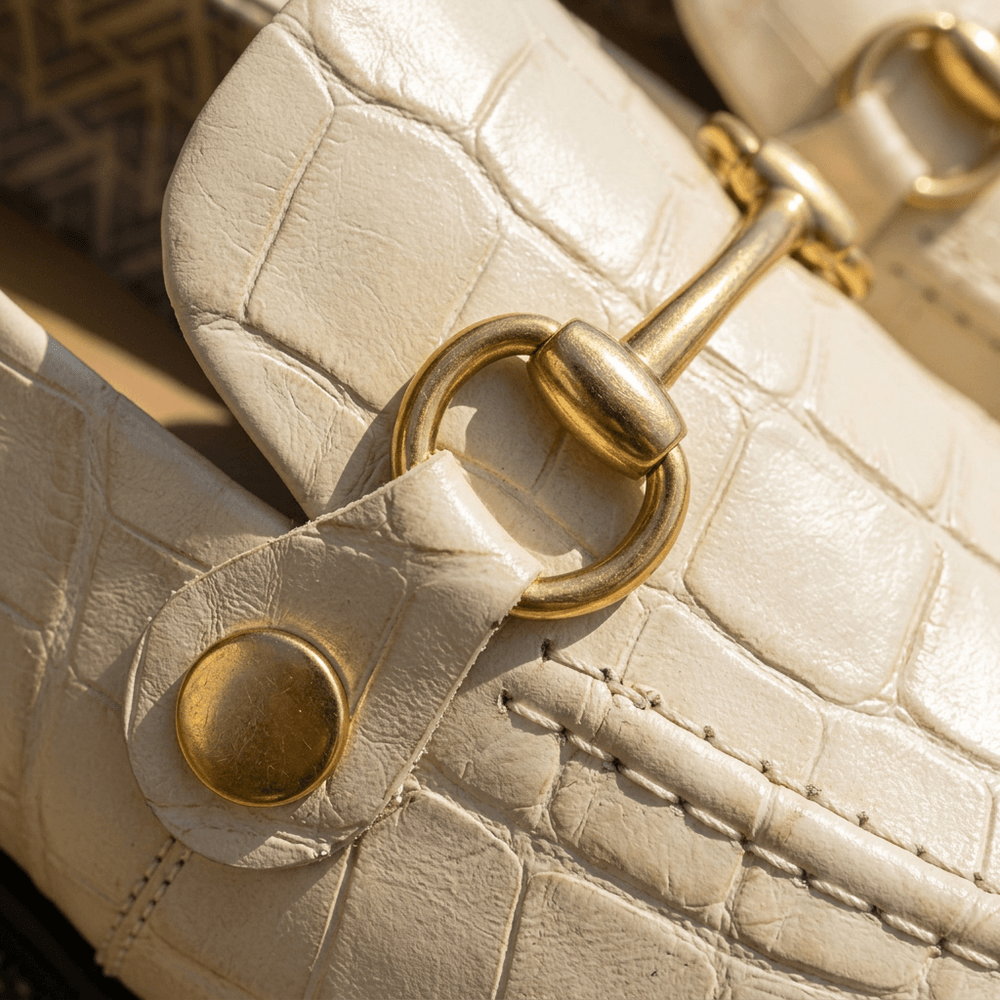 Mocassim Feminino Vittal Mara em Couro Legítimo Croco OffWhite com 2 Fivelas Removíveis