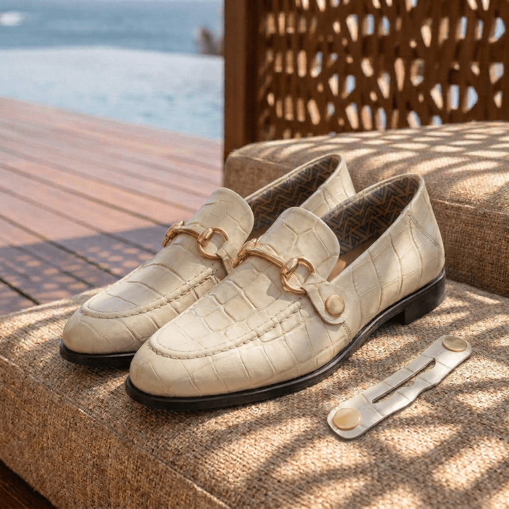 Mocassim Feminino Vittal Mara em Couro Legítimo Croco OffWhite com 2 Fivelas Removíveis