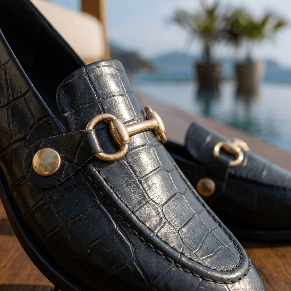 Mocassim Feminino Vittal Mara em Couro Legítimo Croco Preto com 2 Fivelas Removíveis