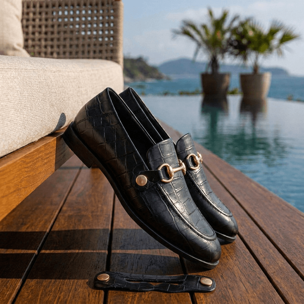 Mocassim Feminino Vittal Mara em Couro Legítimo Croco Preto com 2 Fivelas Removíveis