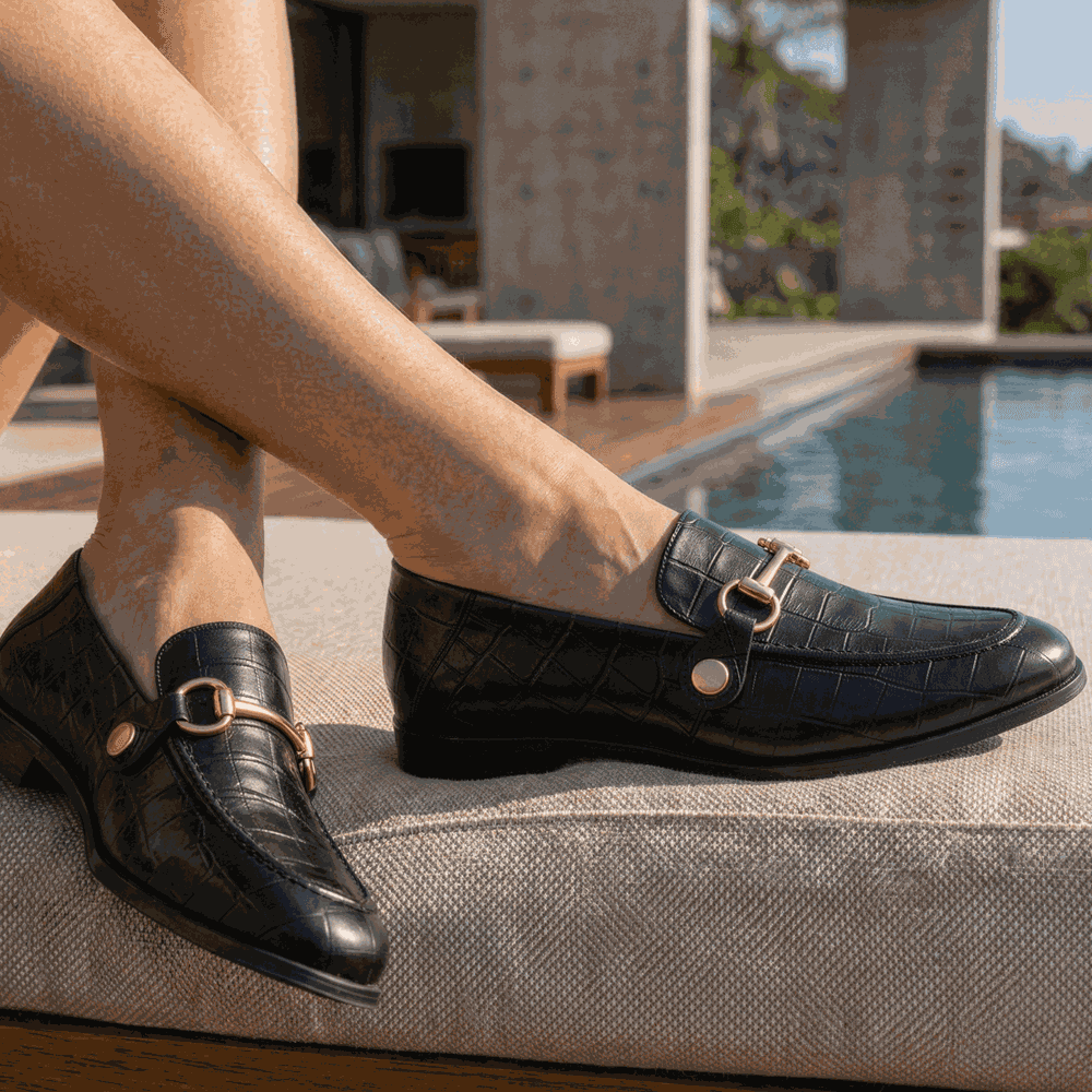 Mocassim Feminino Vittal Mara em Couro Legítimo Croco Preto com 2 Fivelas Removíveis