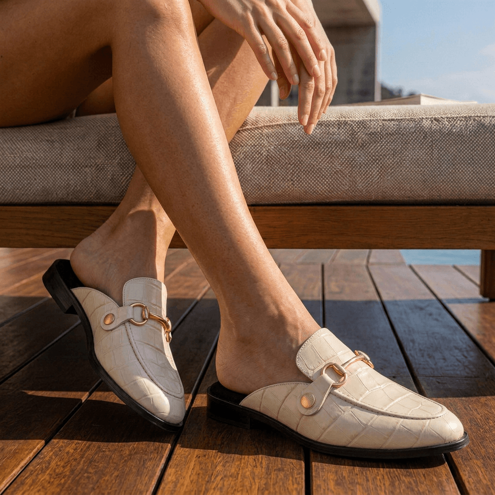 Mule Feminino Vittal Luana em Couro Legítimo OffWhite Croco com 2 Fivelas Removíveis