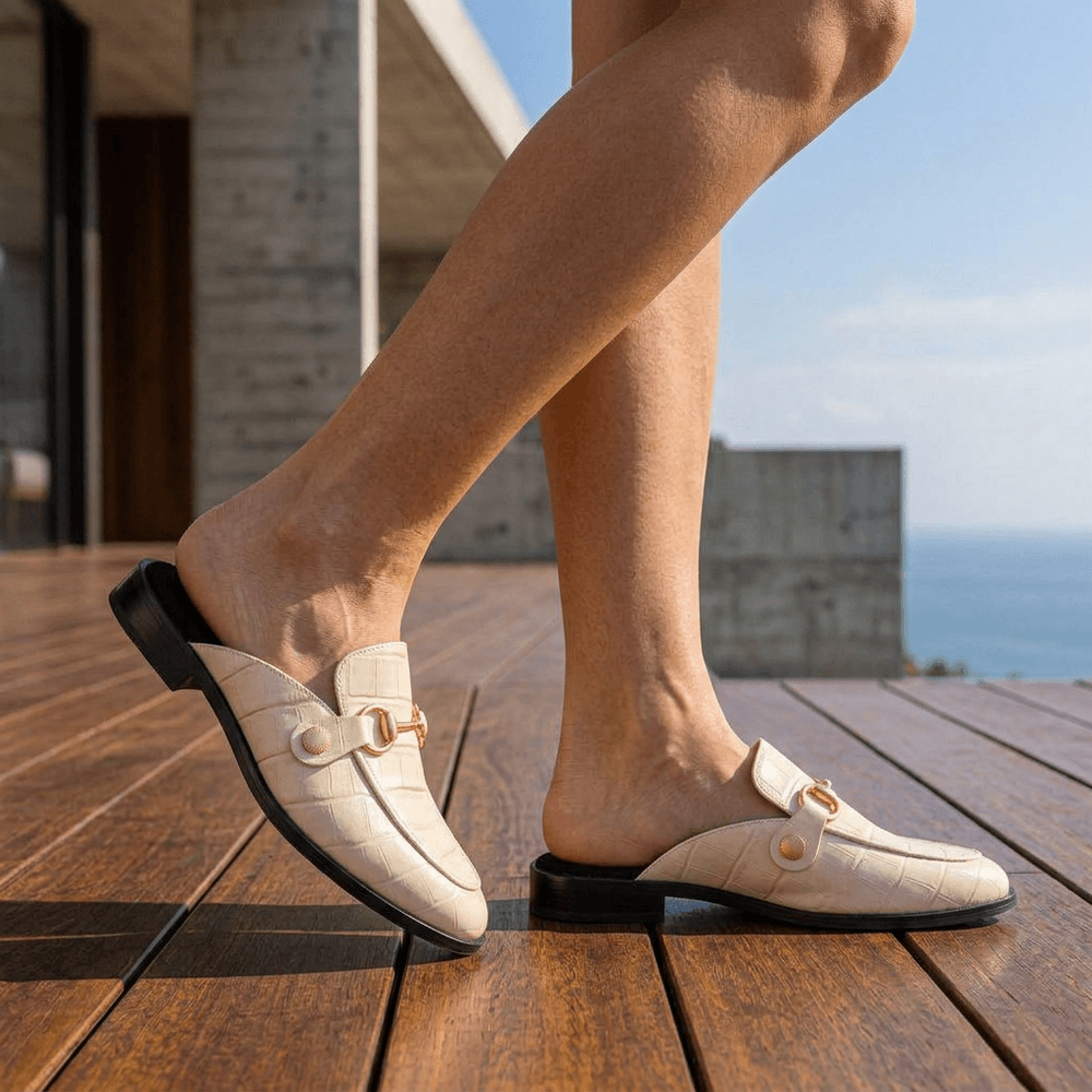 Mule Feminino Vittal Luana em Couro Legítimo OffWhite Croco com 2 Fivelas Removíveis