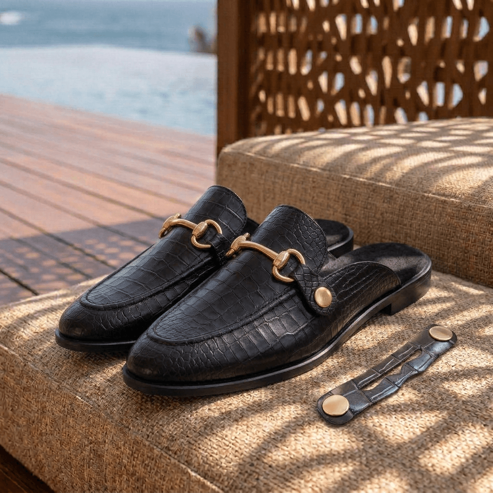 Mule Feminino Vittal Luana em Couro Legítimo Preto Croco com 2 Fivelas Removíveis