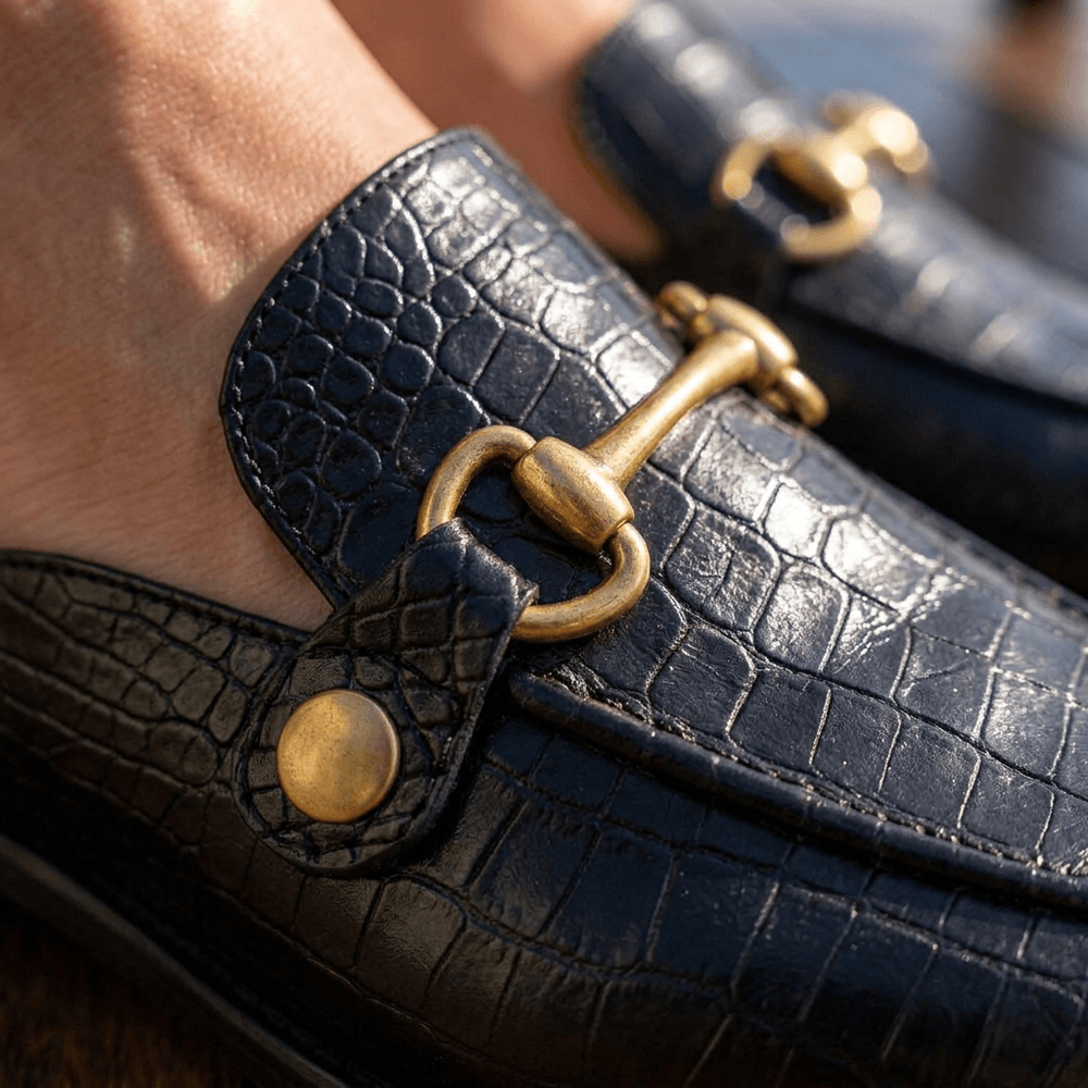 Mule Feminino Vittal Luana em Couro Legítimo Preto Croco com 2 Fivelas Removíveis