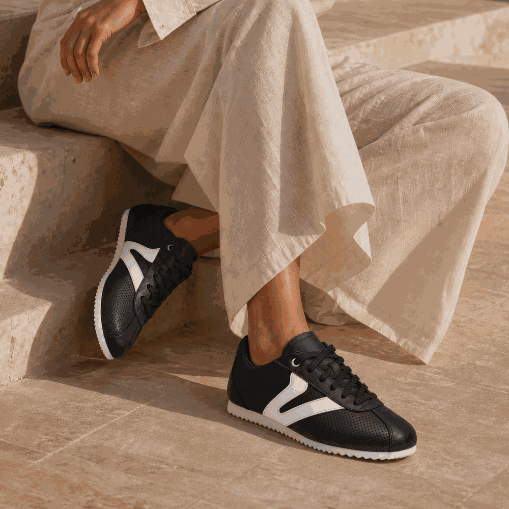 Tênis Feminino Couro Legítimo Naomi Preto com Branco Casual Vittal Clássico Retrô 