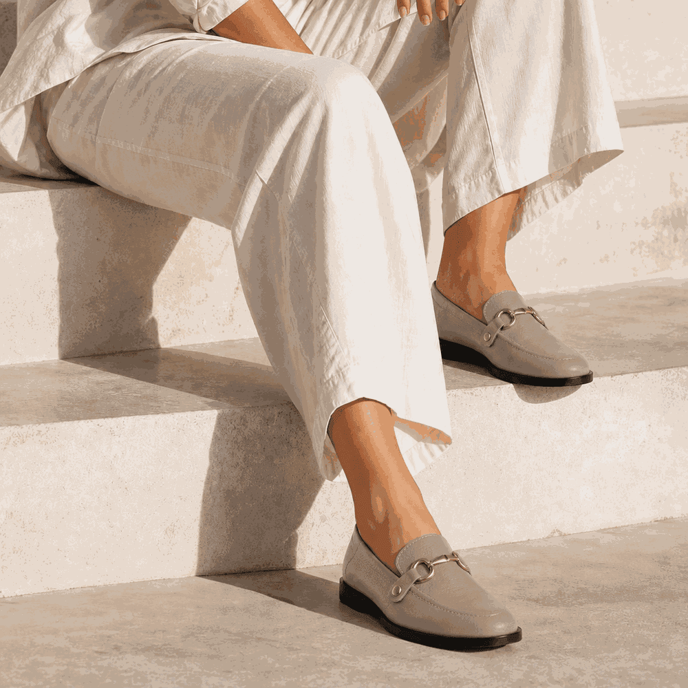 Mocassim Feminino Vittal Mara em Couro Legítimo Areia com 2 Fivelas Removíveis
