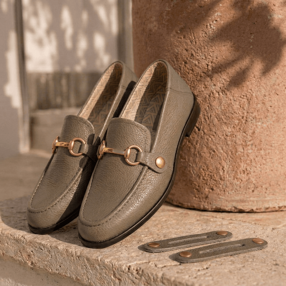 Mocassim Feminino Vittal Mara em Couro Legítimo Areia com 2 Fivelas Removíveis