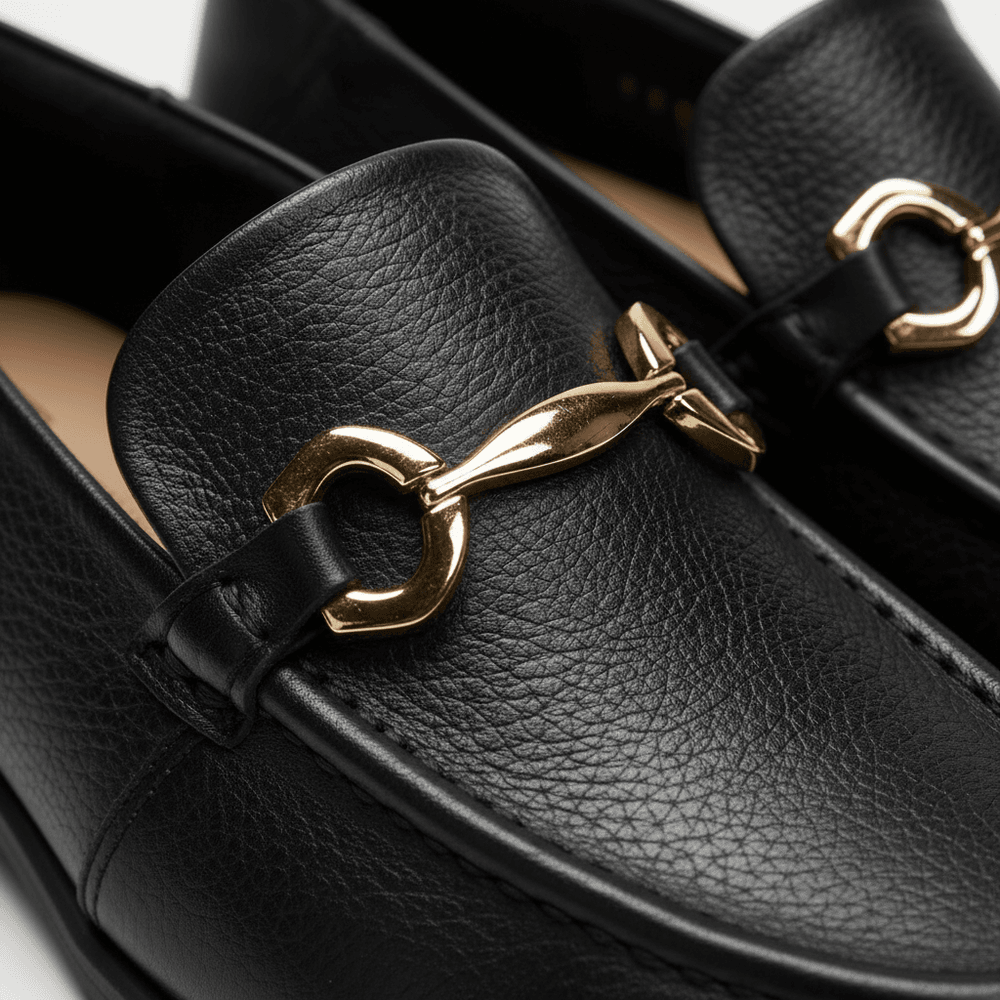 Mocassim Feminino Vittal Mara em Couro Legítimo Preto com Fivela Dourada