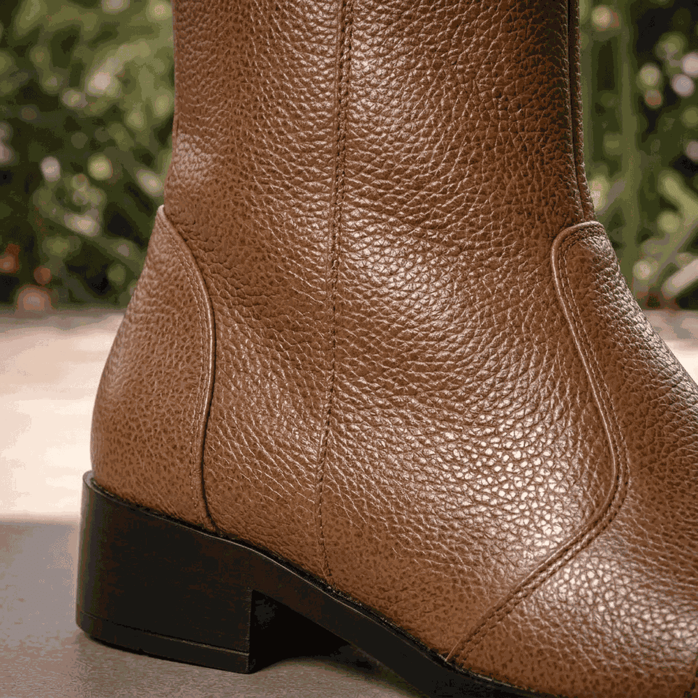 Bota Feminina Vittal Sofia Caramelo em Couro Legitimo Cano Curto e Zíper