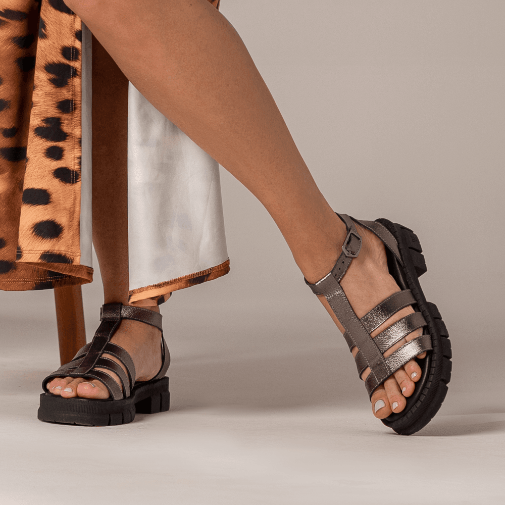Sandália Feminina Vittal Couro Legítimo Ônix Chloe Tratorada Confortável