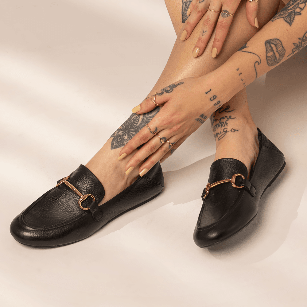 Mocassim Feminino Vittal Aurora em Couro Legítimo Preto com Fivela Dourada