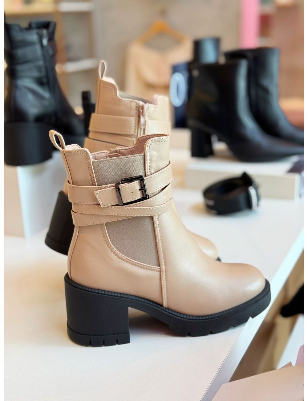 Bota Fivela Salto Tratorado Bege - Ana G Store