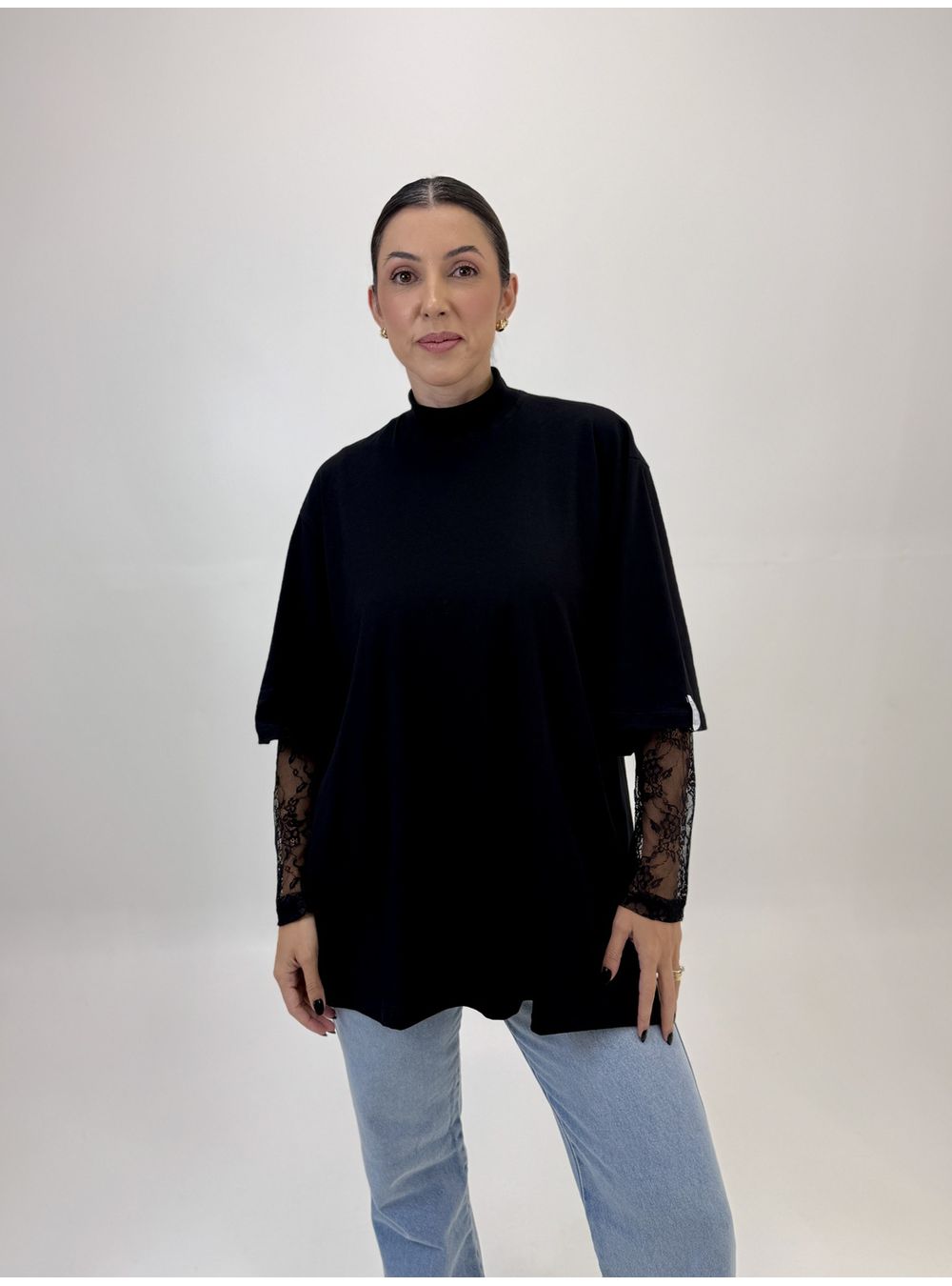 CAMISETA CAMILA GOLA ALTA COM ABERTURA PRETA - EFFE