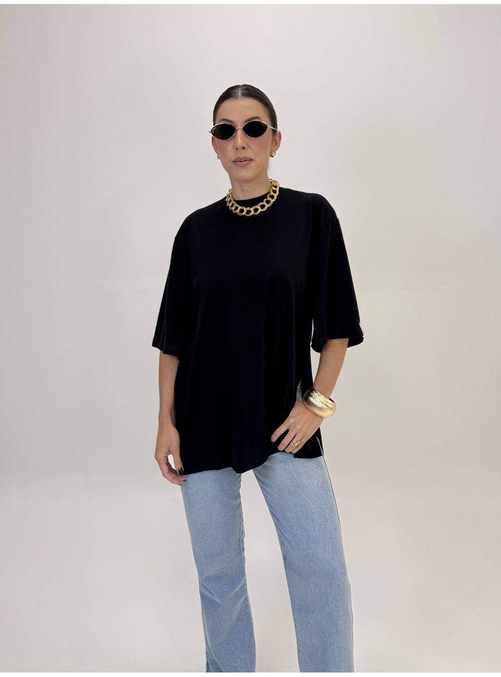 CAMISETA OVER CAMILA COM ABERTURA PRETA - EFFE