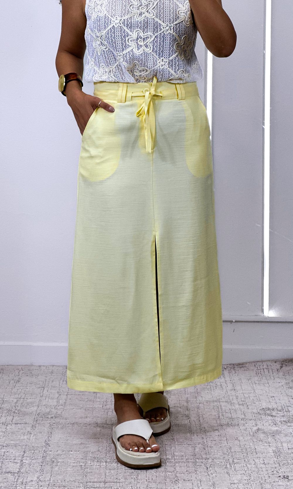 Saia Reta com Fenda - Amarelo Manteiga - Jack Modas, Moda Feminina e Acessórios 