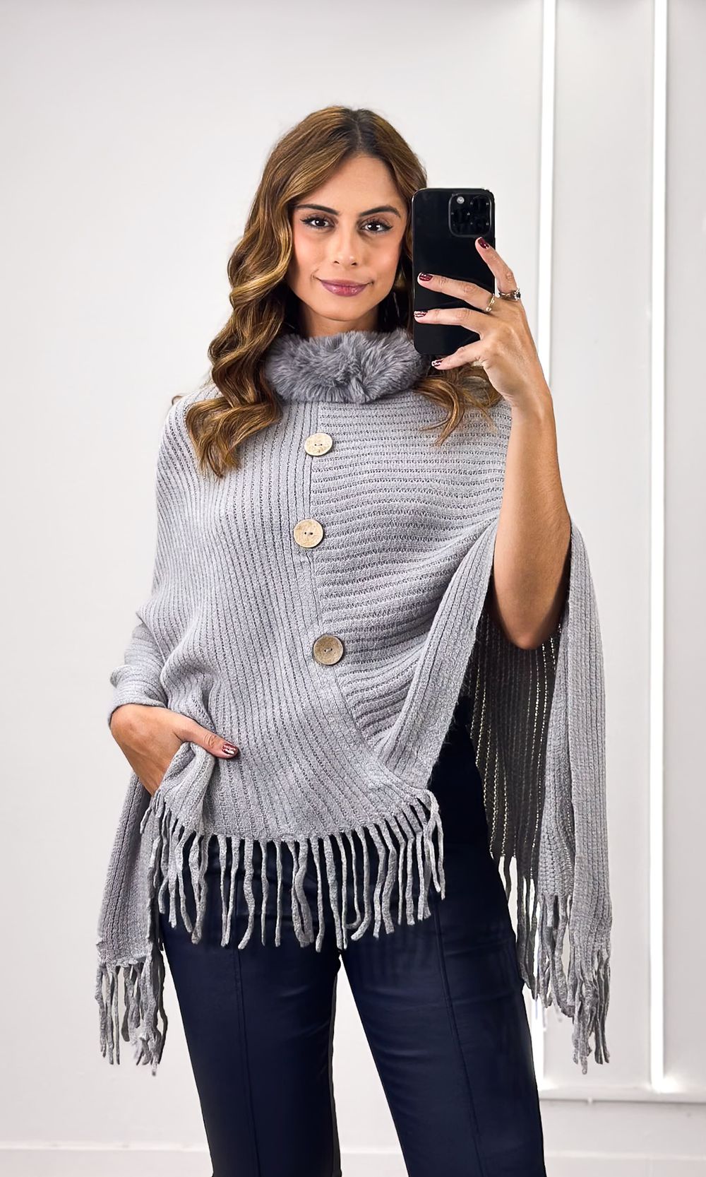 Poncho Tricô Gola Peluciada - Cinza - Jack Modas, Moda Feminina e Acessórios 