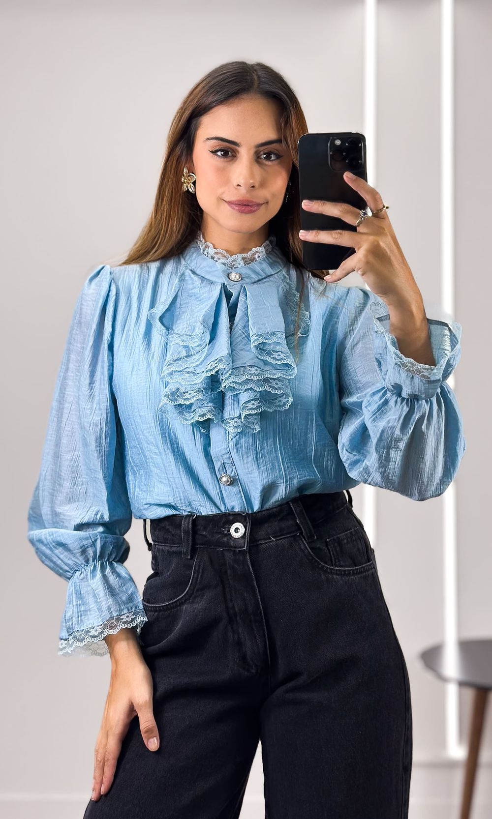 Camisa Crepe com Babado e Renda - Azul Claro - Jack Modas, Moda Feminina e Acessórios 