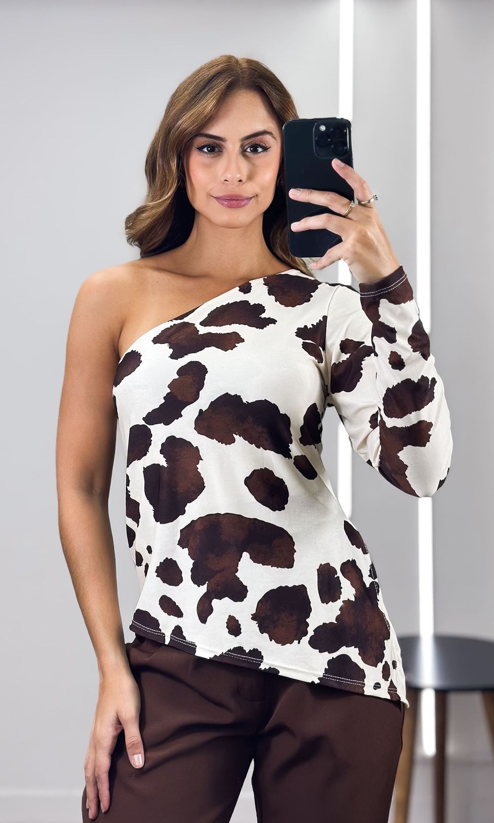 Blusa Um Ombro Assimétrico Cow Print - Bege/Marrom