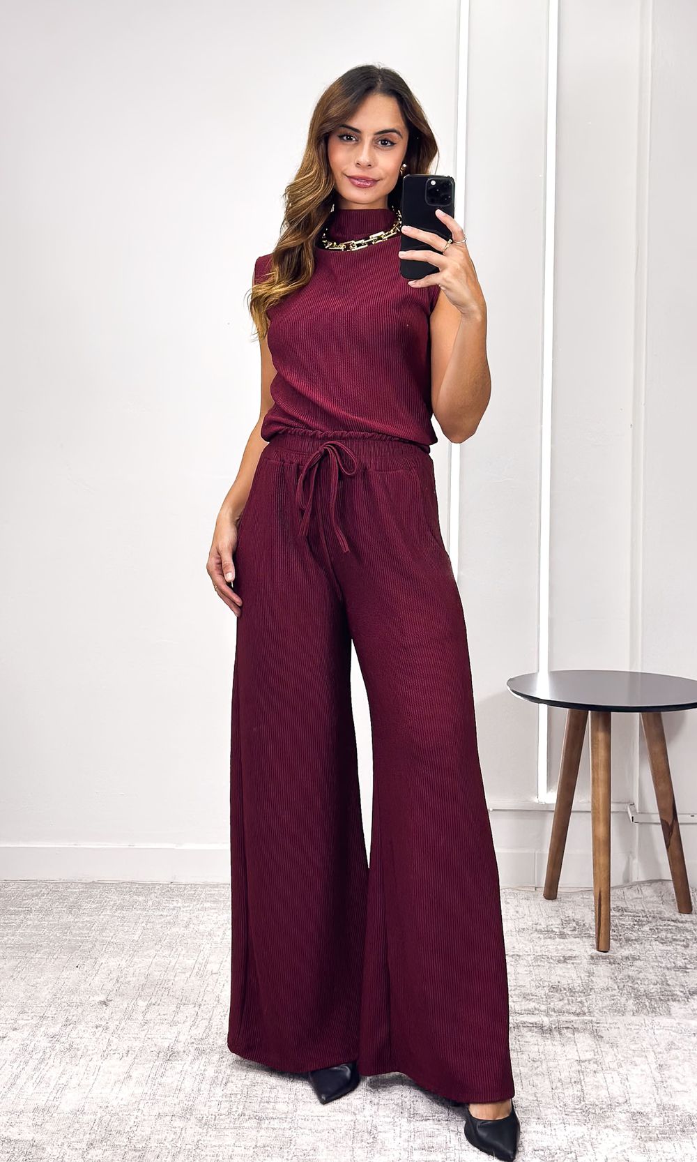 Conjunto Texturizado Blusa Cavada e Calça - Bordô