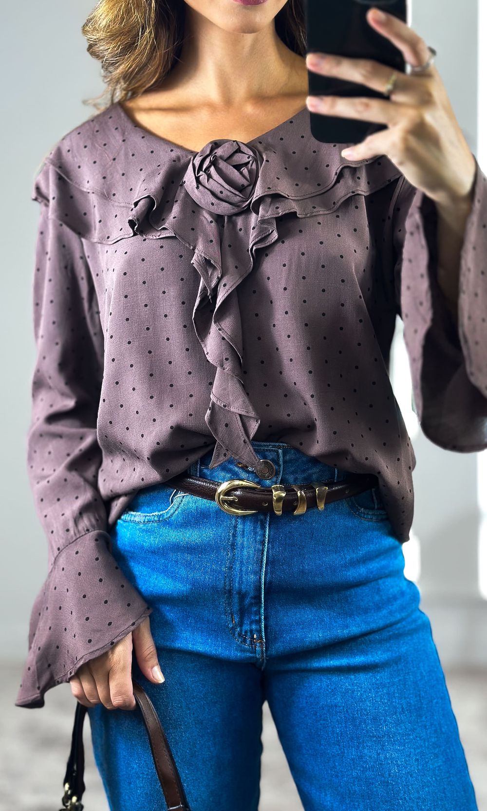 Camisa Poá com Flor e Babados - Marrom - Jack Modas, Moda Feminina e Acessórios 