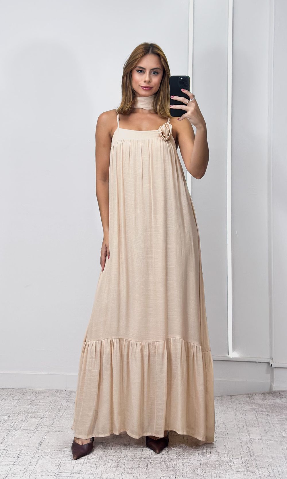 Vestido Longo Reto com Flor e Faixa - Bege