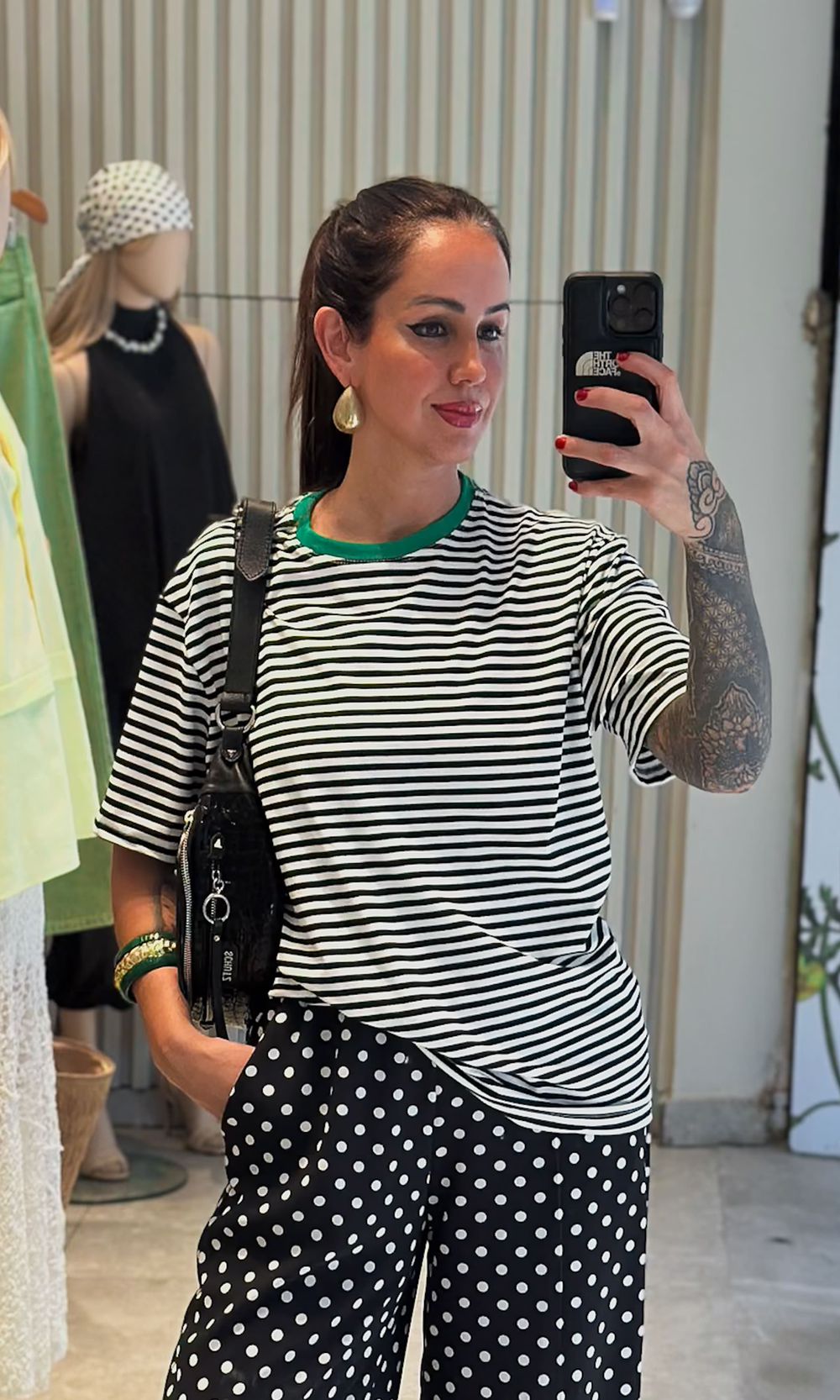 Camiseta Listrada Gola Verde - Preto/Branco - Jack Modas, Moda Feminina e Acessórios 