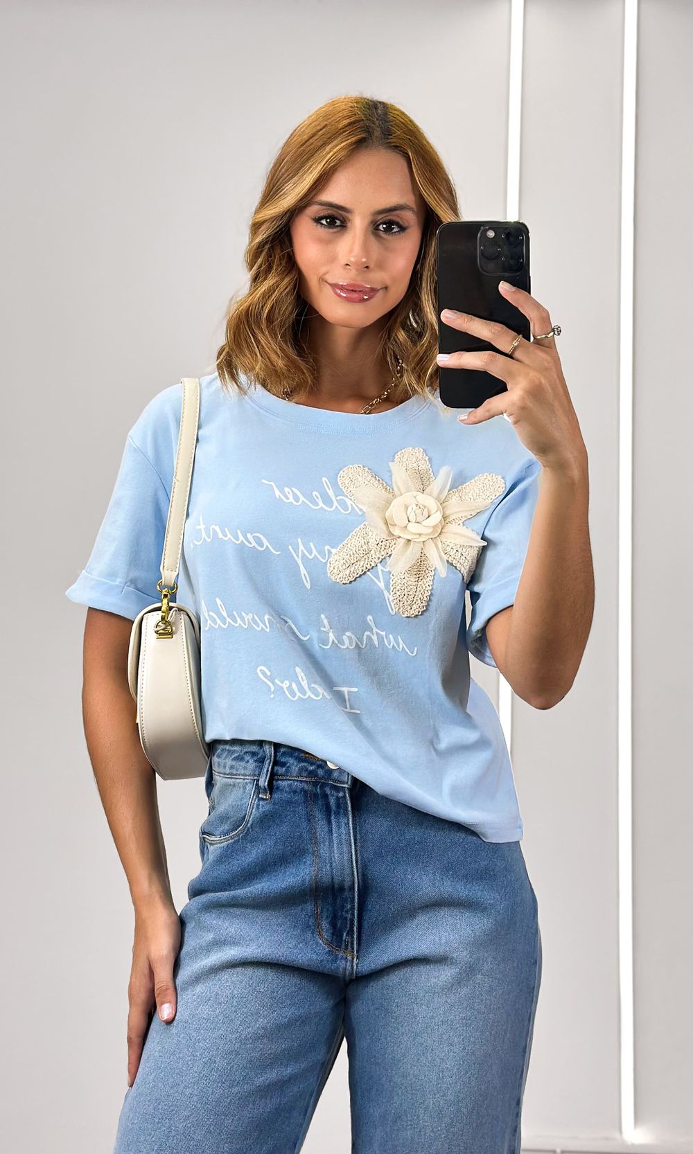 Blusa Malha Flor Crochê e Escrita - Azul - Jack Modas, Moda Feminina e Acessórios 