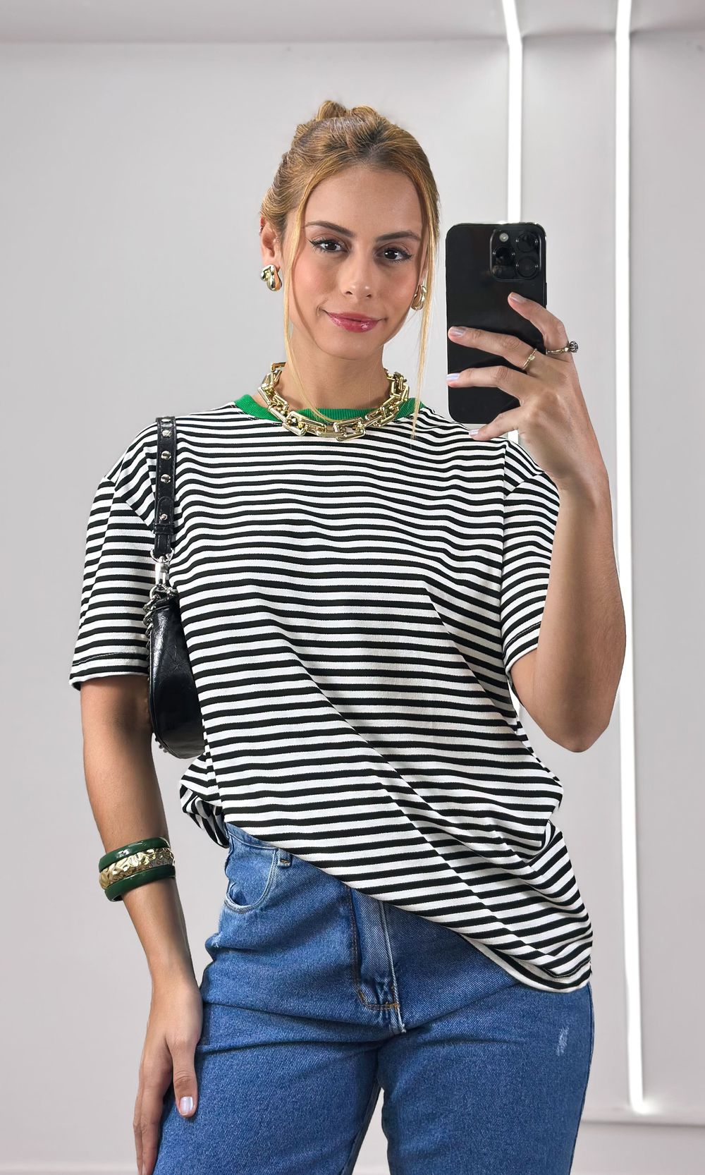 Camiseta Listra Fina Gola Verde - Preto/Branco