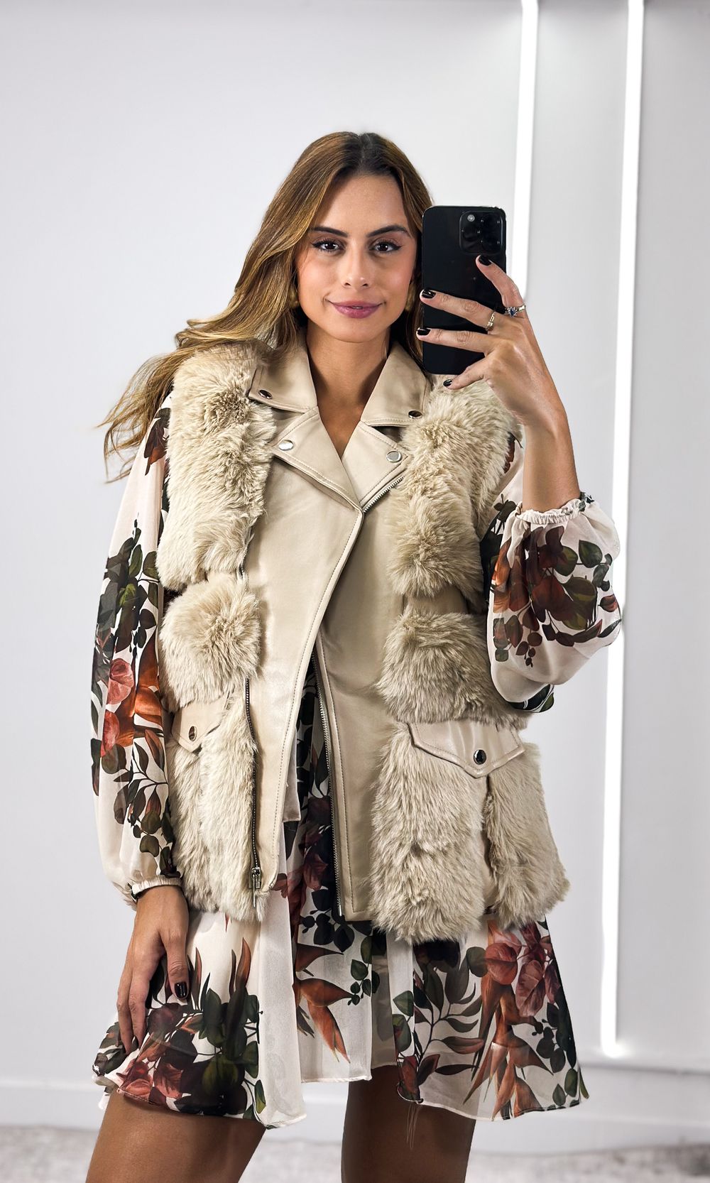 Colete Courino com Pelos - Bege - Jack Modas, Moda Feminina e Acessórios 