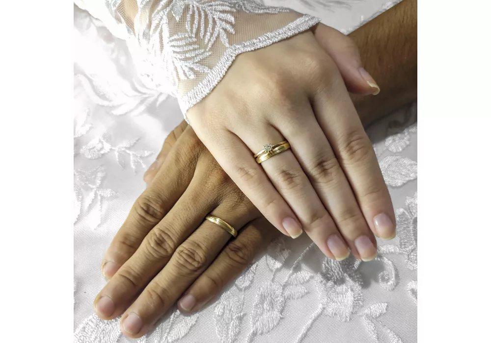 Aliança de Casamento em Ouro Maciço com acabamento polido e diamantado ...