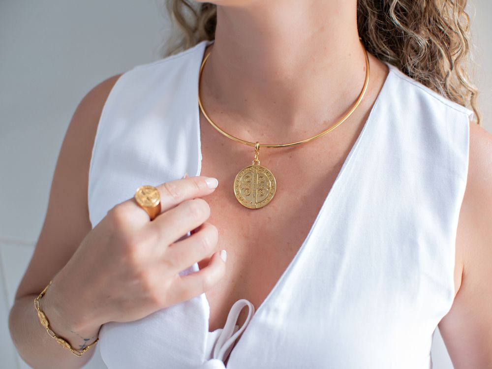 Choker Aro Com Pingente de São Bento Banhado