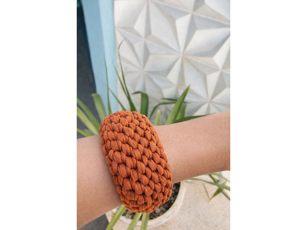 Pulseira croche caramelo 