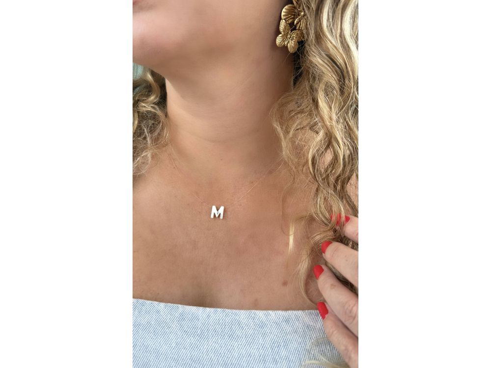 Colar Letra em Madrepérola