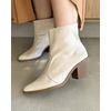 BOTA HELENA EM SUEDE OFF WHITE CANO CURTO E BICO FINO