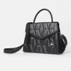 Bolsa Encanto Bordada Tiracolo Preta